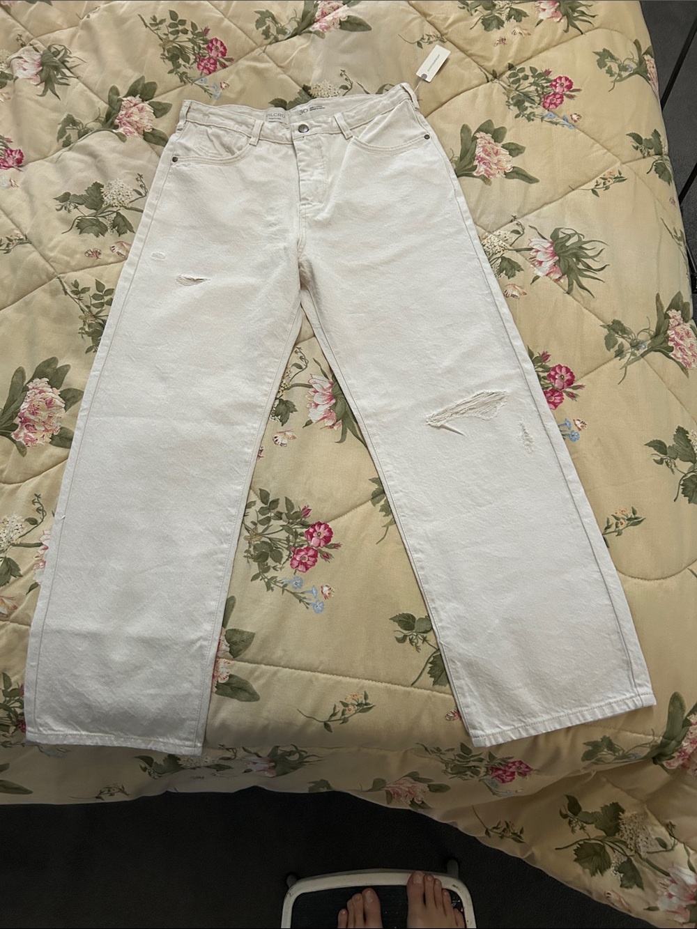 Pilcro Off-White Straight-Leg Jeans with Distressed Knees